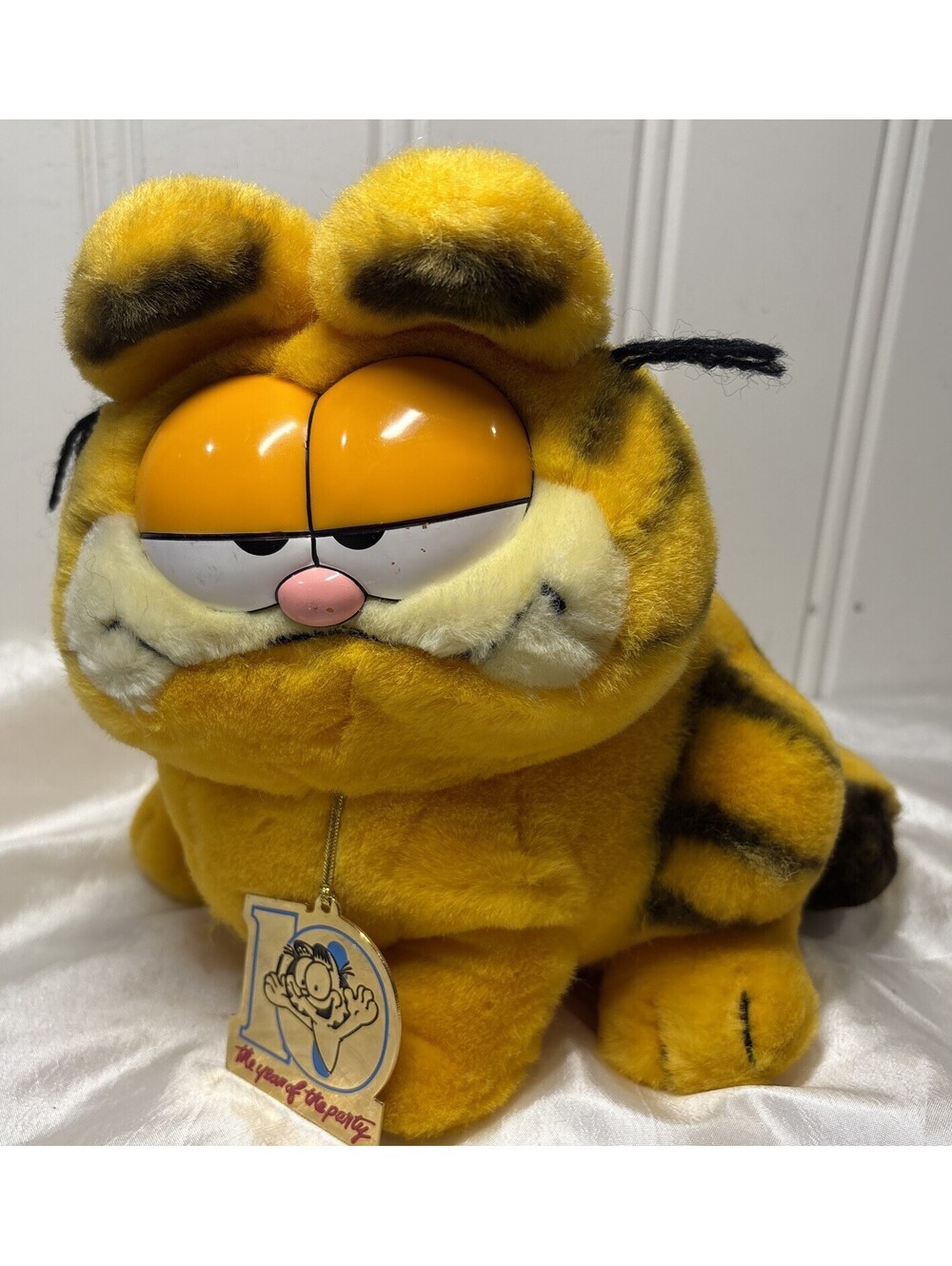 NEW NOS VTG 1981 9” GARFIELD SITTING PLUSH METAL TAG DAKIN FEATURE SYNDICATED